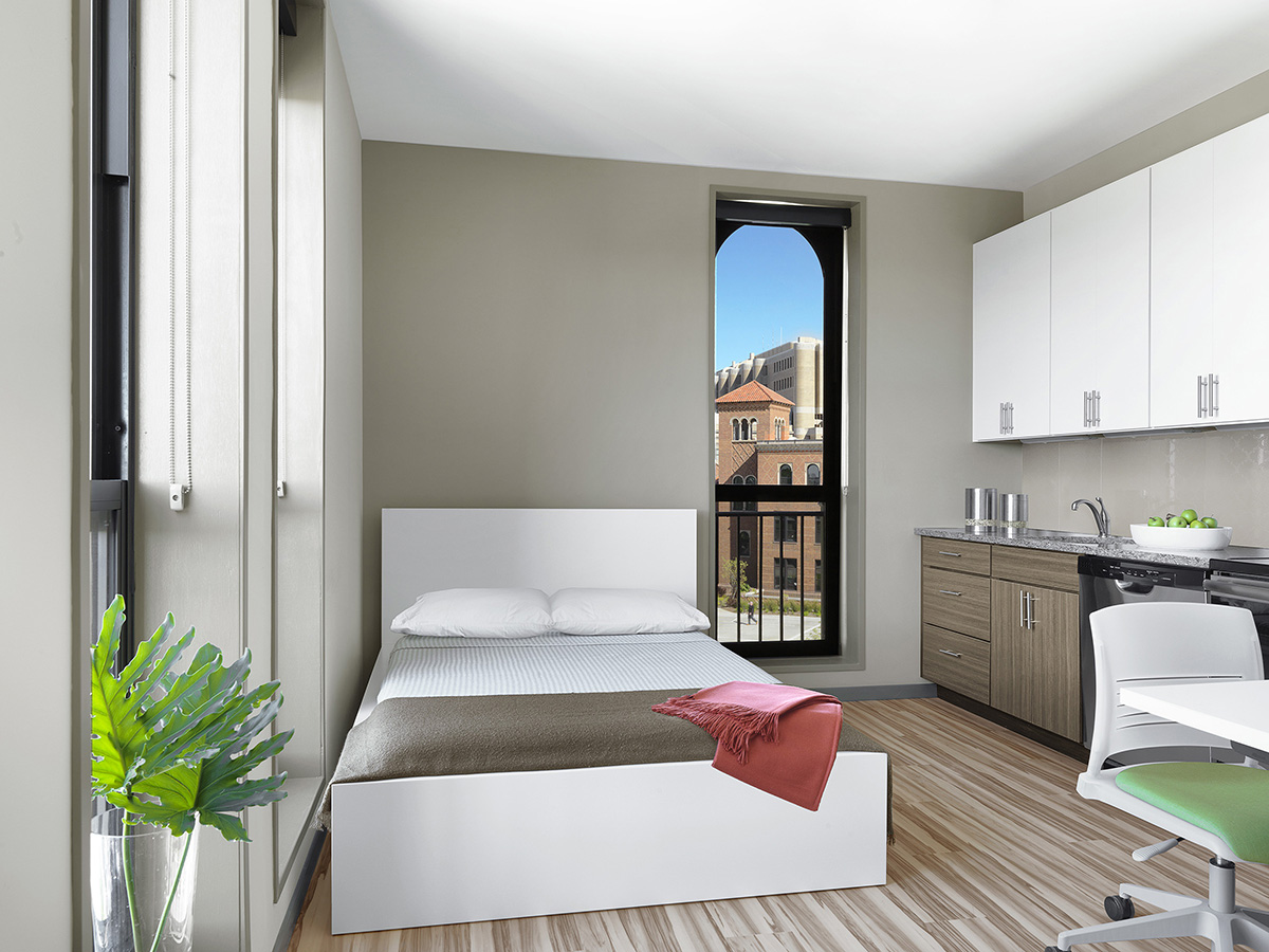Bright apartment room with large windows and clean finishes
